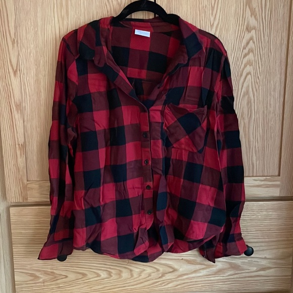 Abound Tops - Super soft Abound buffalo check button down shirt red and black plaid